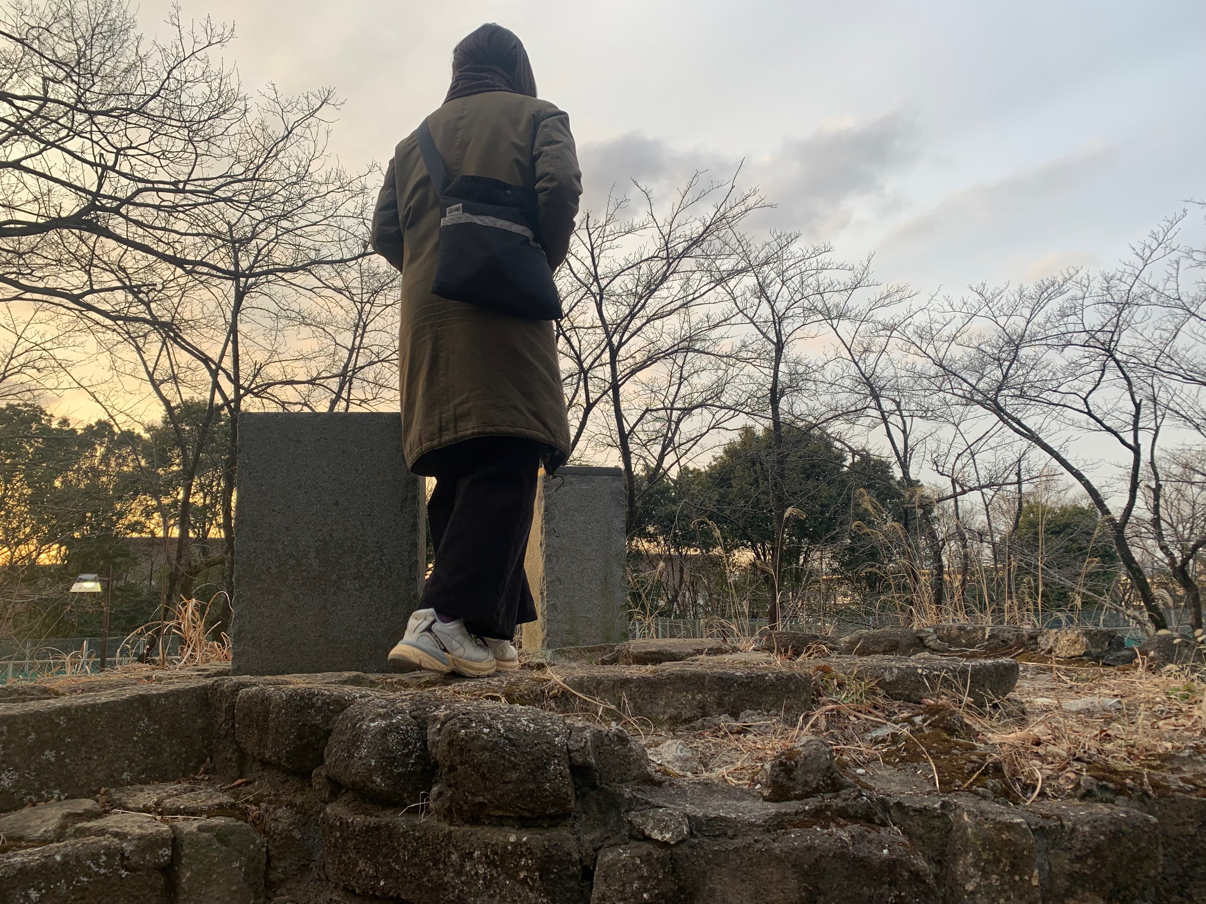 製作者が石段の上を歩いている後ろ姿